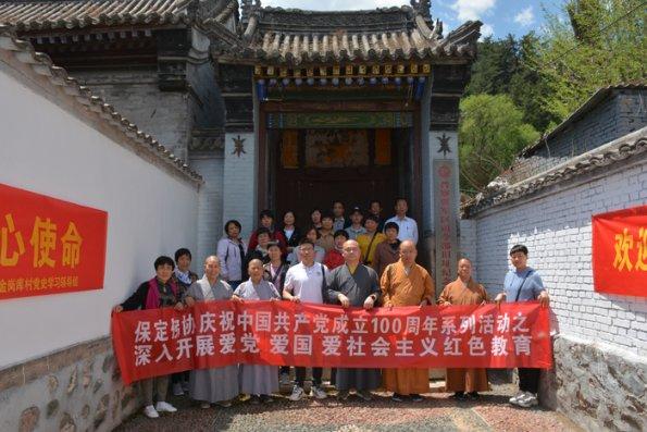 电梯突然下坠，落地时跳一下真能救命吗？老外模拟实验，太惨了！游戏画面